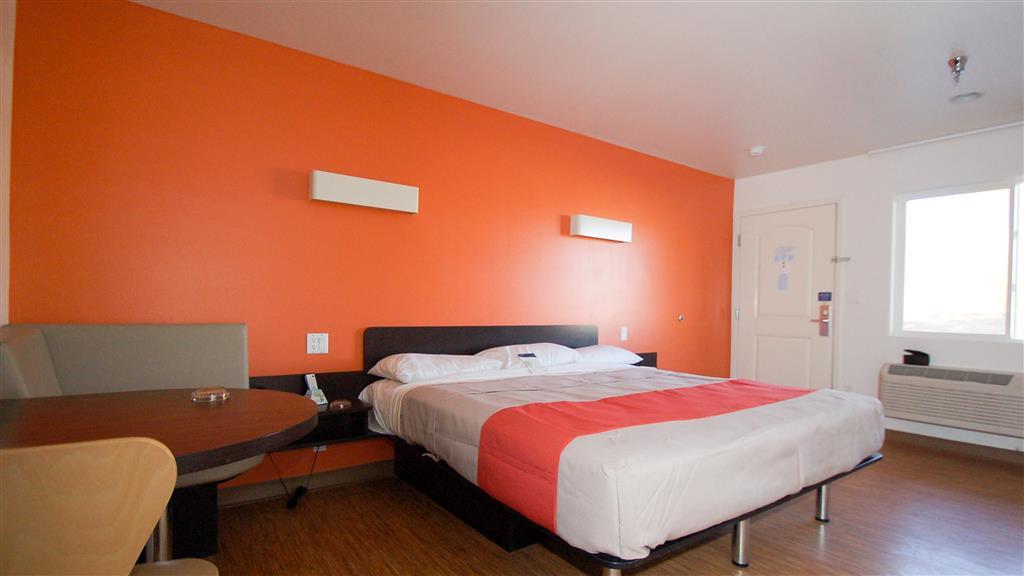 Hawthorn Suites Victorville Room photo